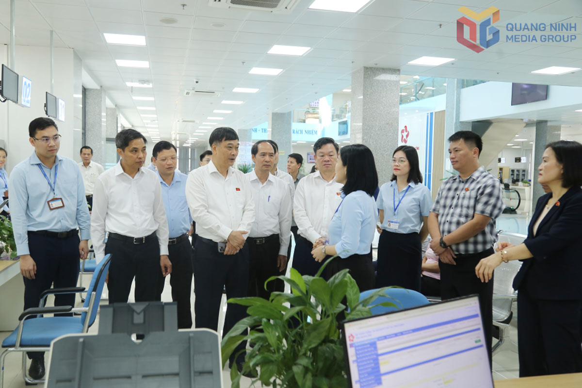 Pho Chu tich Quoc hoi Vu Hong Thanh cung doan cong tac khao sat tai Trung tam Phuc vu Hanh chinh cong tinh. Anh: Cong TTDT Quang Ninh