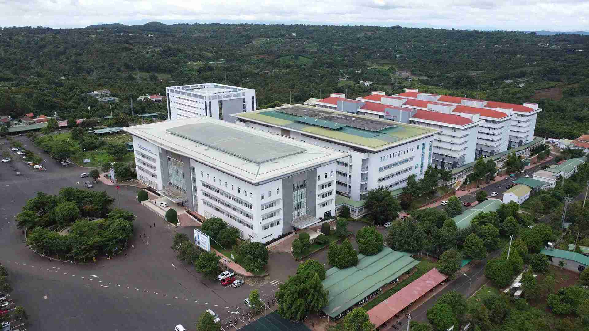 The Central Highlands General Hospital has performed kidney stone surgery on hundreds of patients while the machine had broken before. Photo: Bao Trung