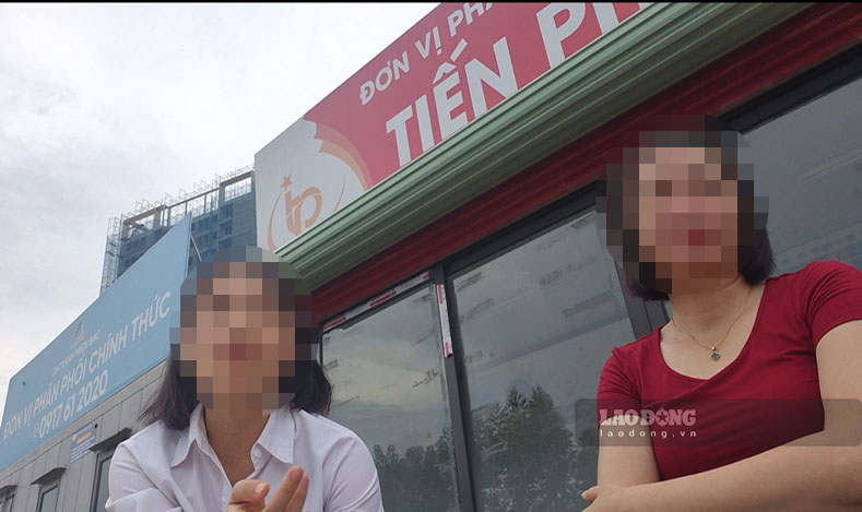 Môi giới bất động sản ngay bên cổng dự án nhà ở xã hội dành cho công nhân phường Nếnh (tỉnh Bắc Ninh). Ảnh: PV