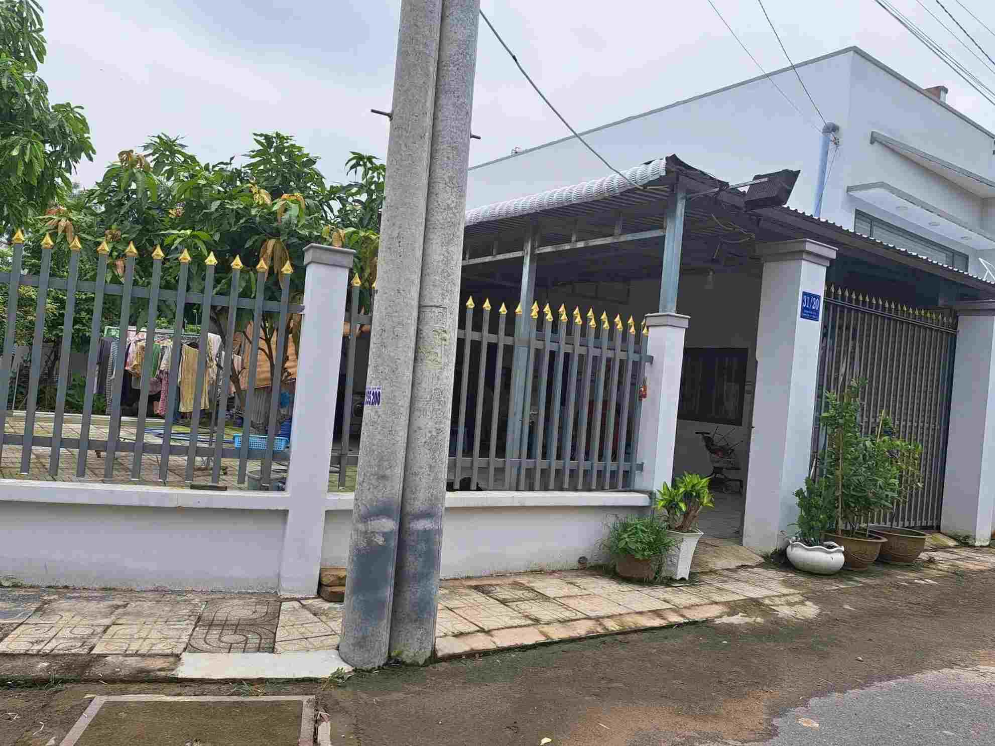 Chi Thao mong muon hang xom di doi can nha sang sang phan dat trong de tra lai dat cho chi Thao. Anh: Dinh Trong