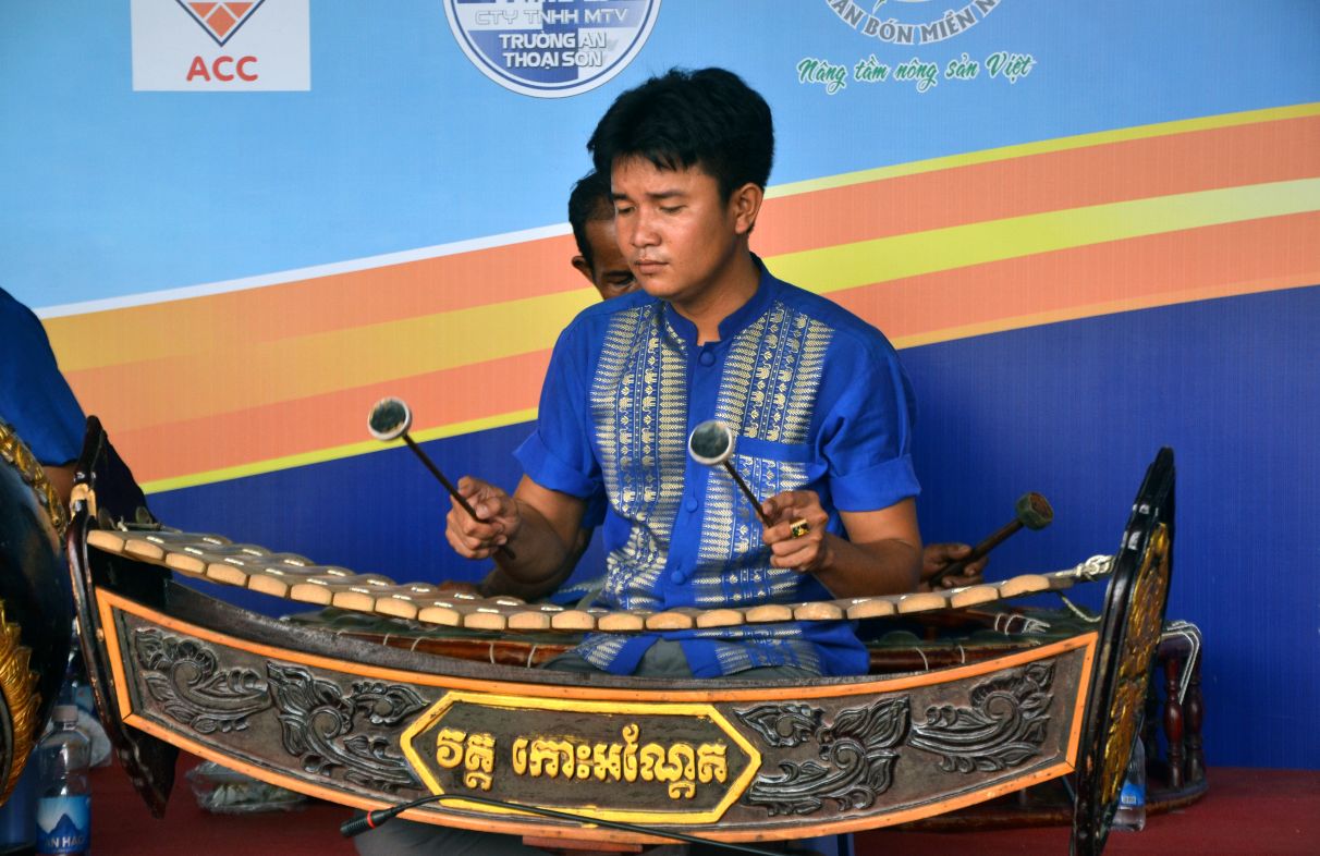 Tai giai dua bo luon co cac hoat dong van hoa van nghe dam da ban sac cua dong bao Khmer vung Bay Nui. Anh: Lam Dien