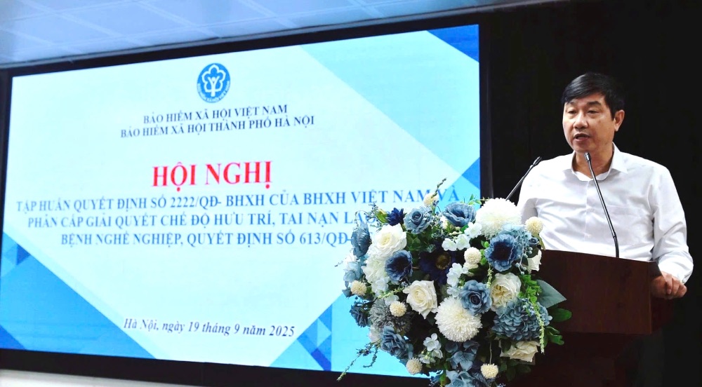 M. Le Van Long - Directeur adjoint de l'assurance sociale de la ville - prend la parole pour donner des instructions lors de la conference. Photo : Mai Khanh