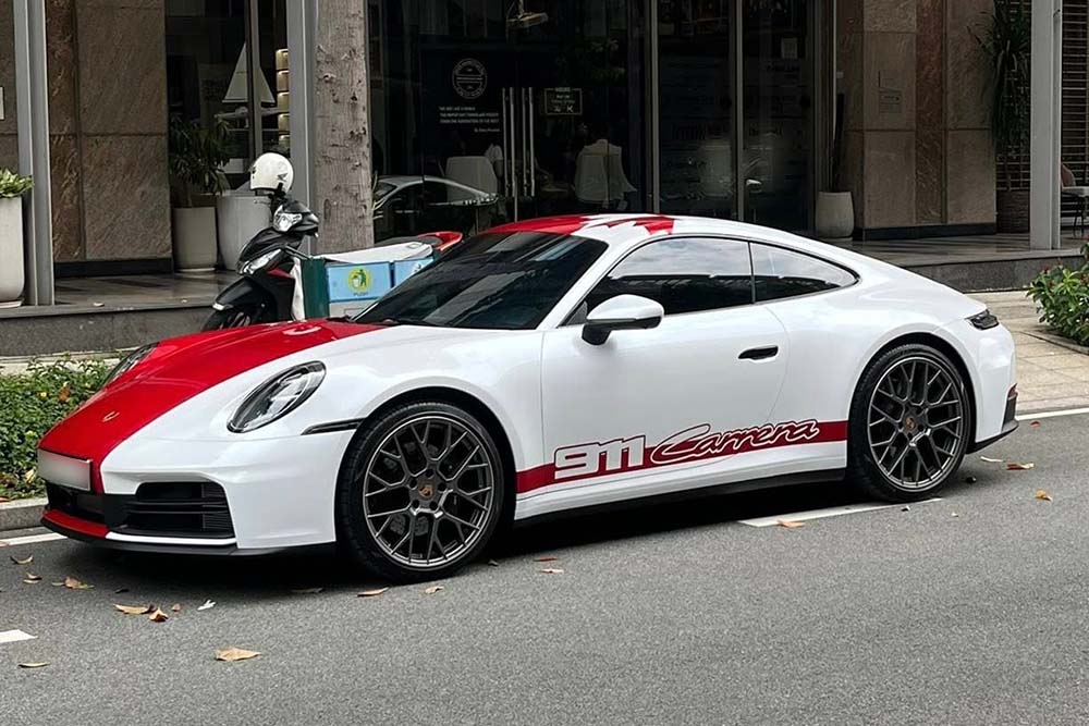 La Porsche 911 de 992 avec un style a deux tons rouge et blanc unique apparaît dans les rues de Ho Chi Minh-Ville. Photo : Zin Nguyen/ Check In Supercar