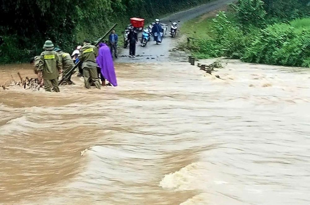 Do anh huong cua mua bao so 5, tai nhieu dia phuong o Thanh Hoa bi sat lo nghiem trong, ngay sau do, UBND tinh da phai cong bo tinh huong khan cap ve thien tai tai nhieu noi. Anh: Minh Hoang