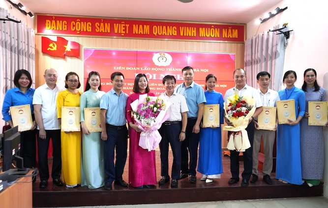 Les dirigeants du quartier de Son Tay felicitent le Comite executif du syndicat du quartier de Son Tay. Photo : Dinh Luyen