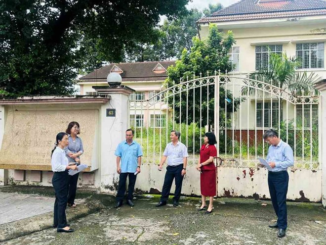 Doan cong tac phuong Phu Loi khao sat cac tru so cu tren dia ban phuong. Anh: Cong thong tin dien tu phuong Phu Loi
