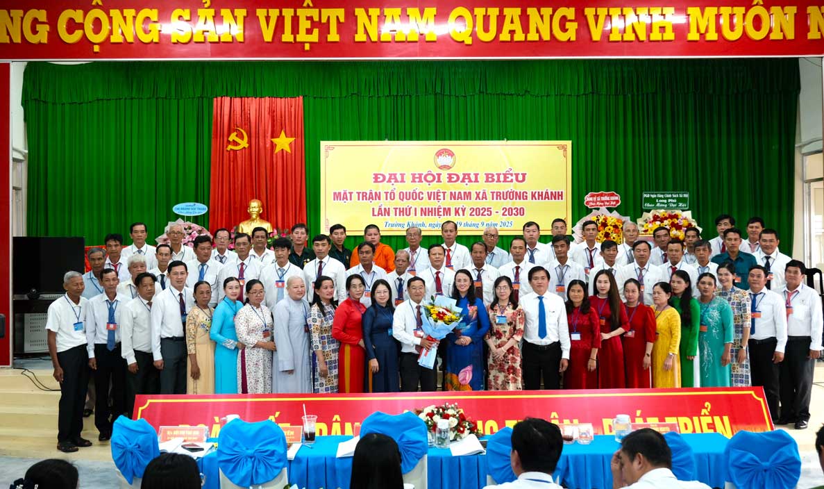 Cac dai bieu chup anh luu niem. Anh: My Ly