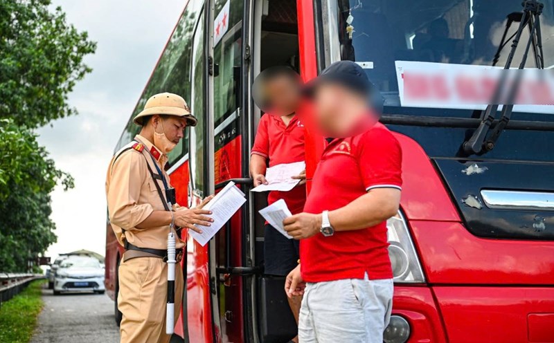 Traffic police will soon publicize stopping at a point to control and handle violations. Photo: Viet Tuan