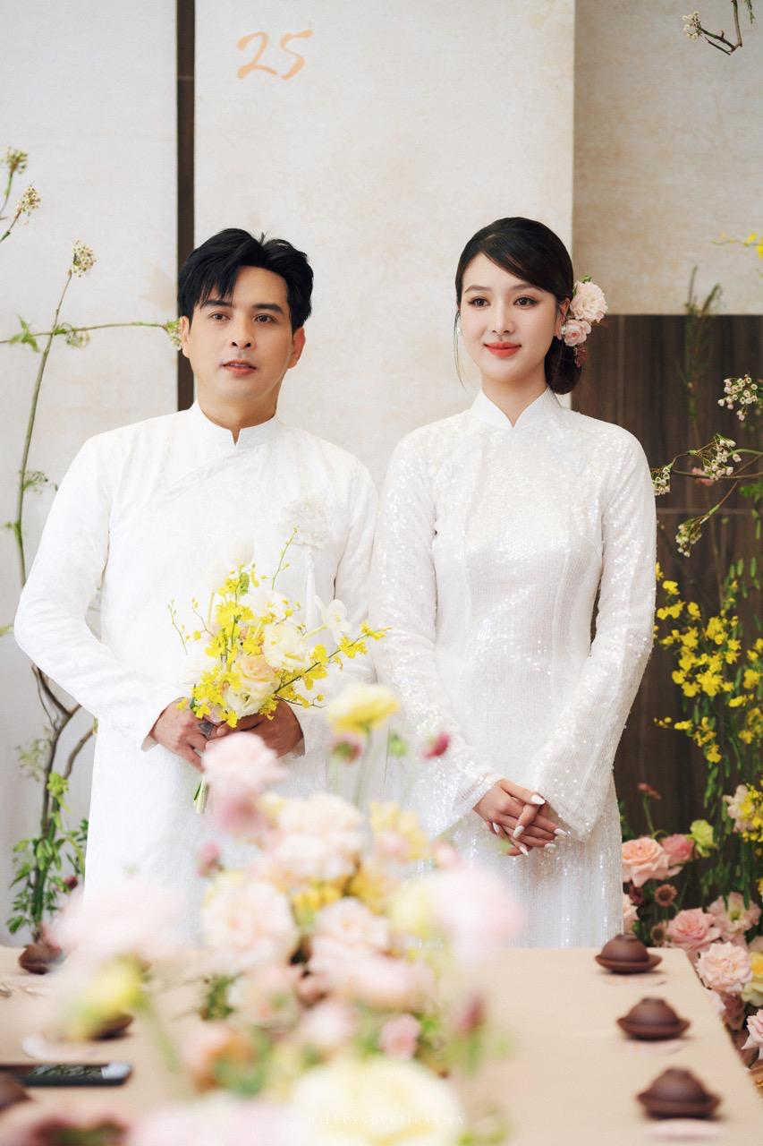 Ho Quang Hieu va vo. Anh: Nghe si cung cap. 