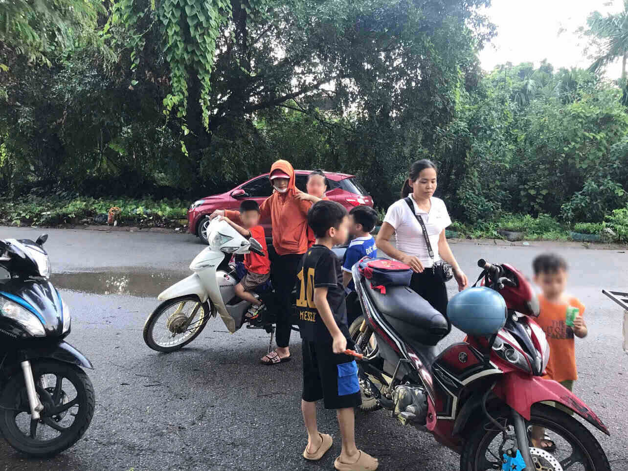 Workers struggle to pick up and drop off their children at the beginning of the new school year. Photo: Yen San