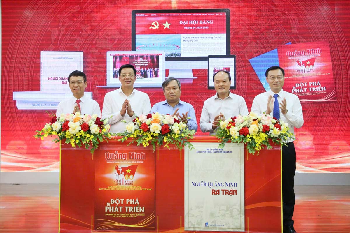 Quang Ninh Provincial Party Committeeの秘書であり、党建築委員会の指導者であるVu Dai Thang氏は、式典を行い、式典を行い、XVI州党議会を祝うために専門のページ、書籍、出版物を立ち上げました。写真：Doan Hung