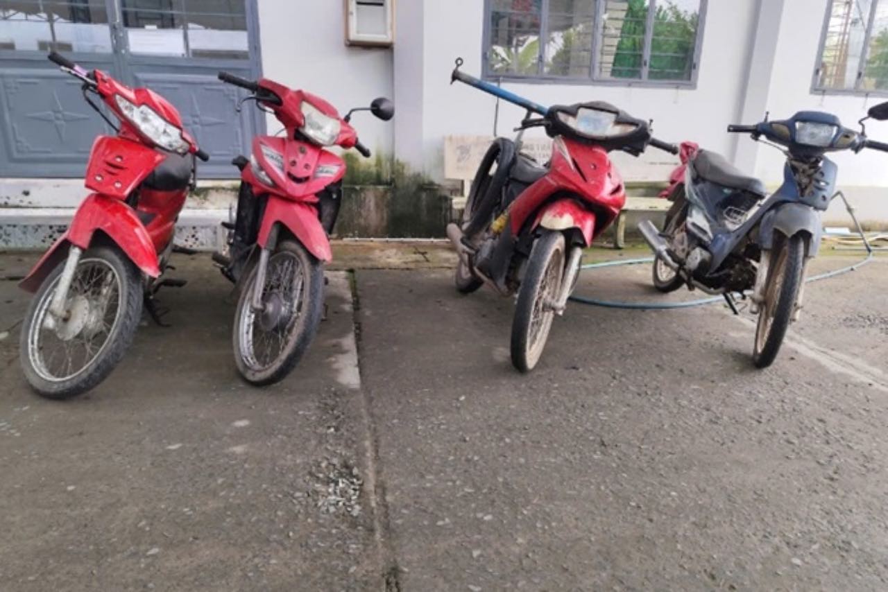 Tang vật 4 xe mô tô do các đối tượng trộm cắp tài sản bị công an thu giữ. Ảnh: Công an tỉnh Đồng Tháp