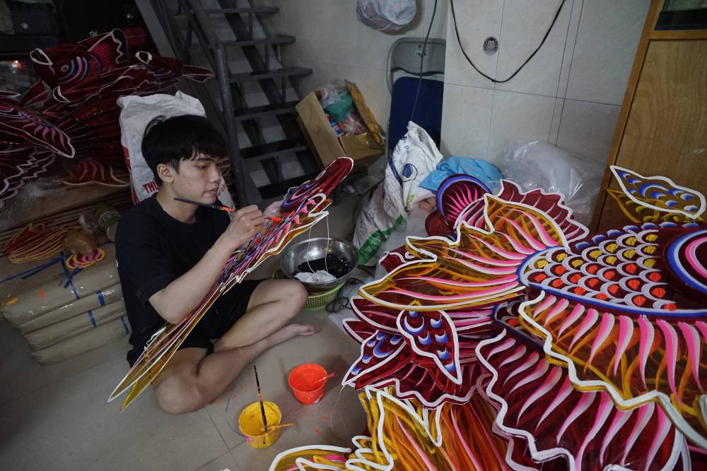 Phu Binh alley, in the heart of the city, is still a place to preserve the traditional Mid-Autumn Festival lantern making craft. Photo: Thai Bao.