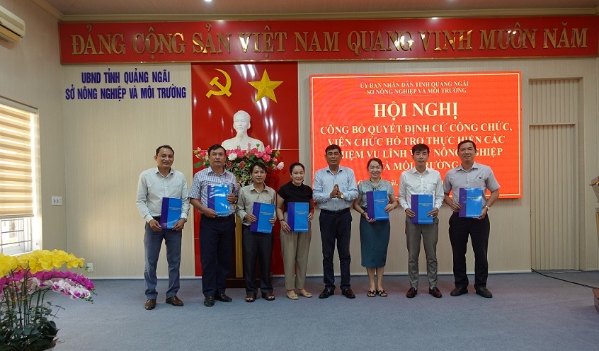 Quang Ngai省NNMT局のリーダーが、地方自治体を支援するための基盤に公務員、特殊派職員を派遣する決定を授与。写真:Quang Ngai省NNMT局.