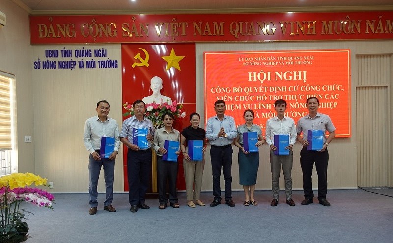 Leaders of the Department of Agriculture and Rural Development of Quang Ngai province presented the decision to send civil servants and public employees to support localities. Photo: Department of Natural Resources and Environment of Quang Ngai province.