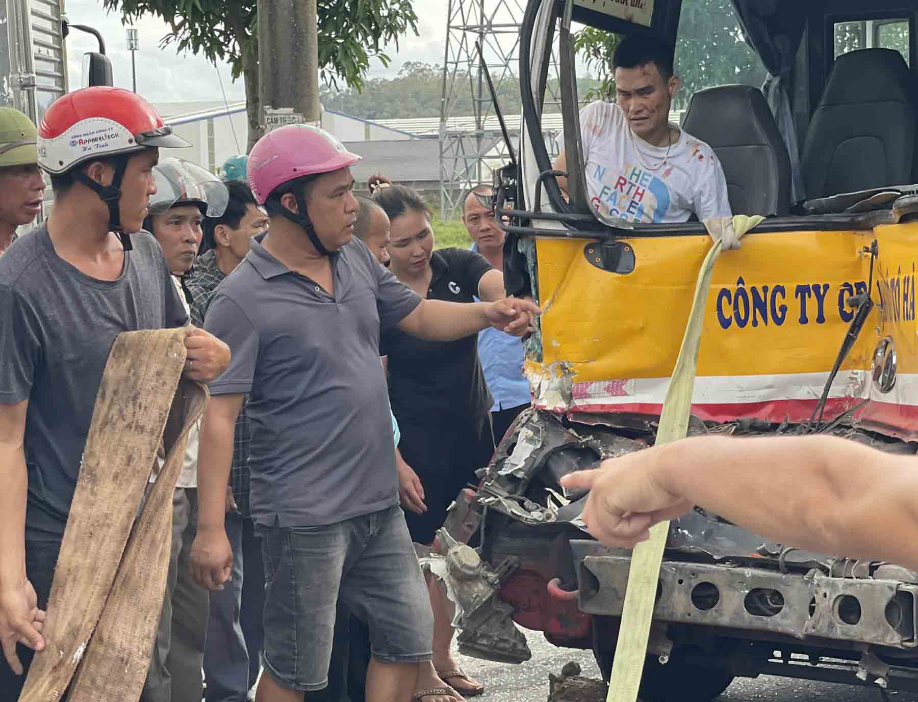 トラックとの衝突後、バスが頭を捻挫。写真:Duc Tuan.