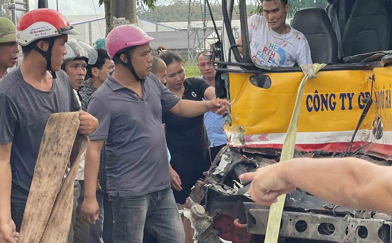 The rear-wheel bus collided with a truck. Photo: Duc Tuan.