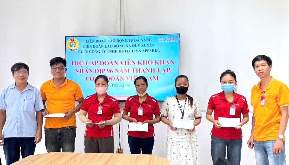 Duy Xuyen Commune Union, Da Nang visited and presented 35 gifts to union members in difficult circumstances. Photo: Duy Xuyen Trade Union.