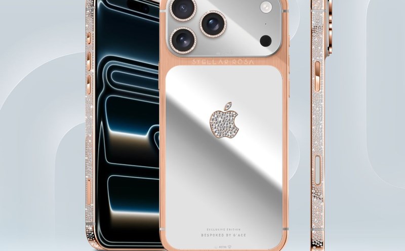 The iPhone 17 Pro Max plated with gold and diamonds cost up to billions of dong. Photo: Khuong Duy