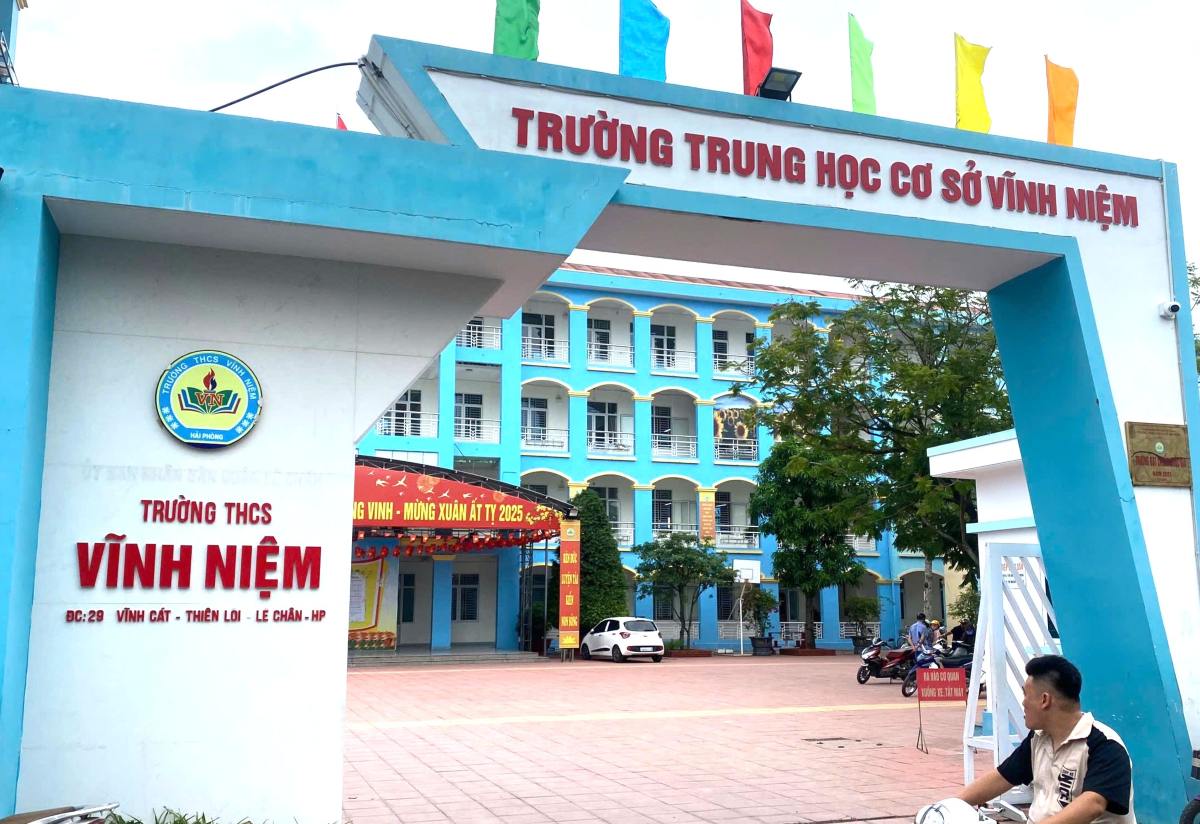 Coming to Vinh Niem Secondary School, Hai Phong, I have to work in a similar manner to buying a job for the school year. Photo: Ngoc Trinh