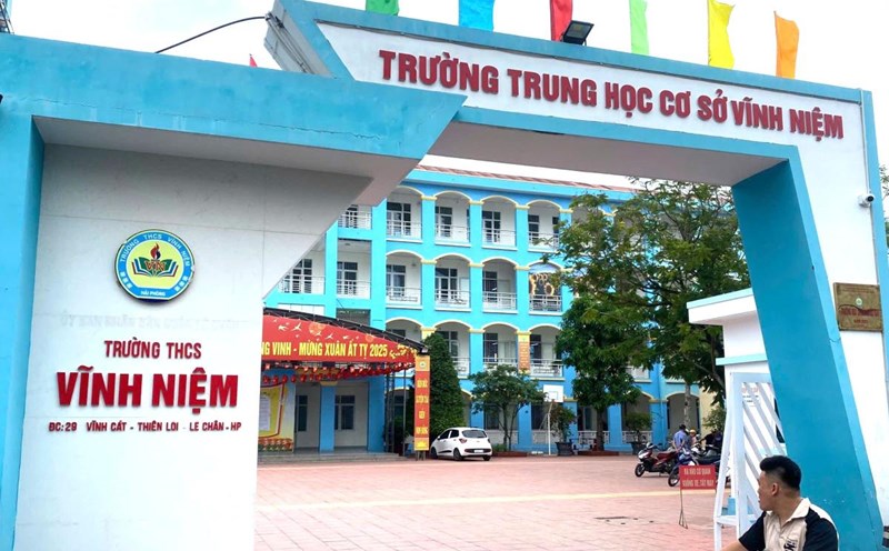 Coming to Vinh Niem Secondary School, Hai Phong, I have to work in a similar manner to buying a job for the school year. Photo: Ngoc Trinh