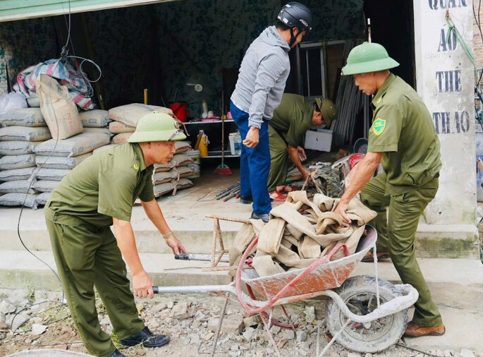 Les gens sont d'accord et creent un elan pour la rue Vu Cong Dan, Tu Minh Ward, Hai Phong City. Photo: Nguyen Thuong