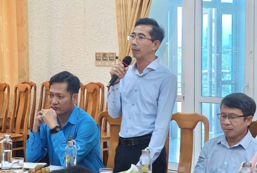 The Chairman of the Huong Tra Ward Trade Union, Da Nang City (middle) mentioned the current difficulties in the activities of the Ward Commune Trade Union at the Ward Commune Trade Union Conference. Photo: Tuong Minh