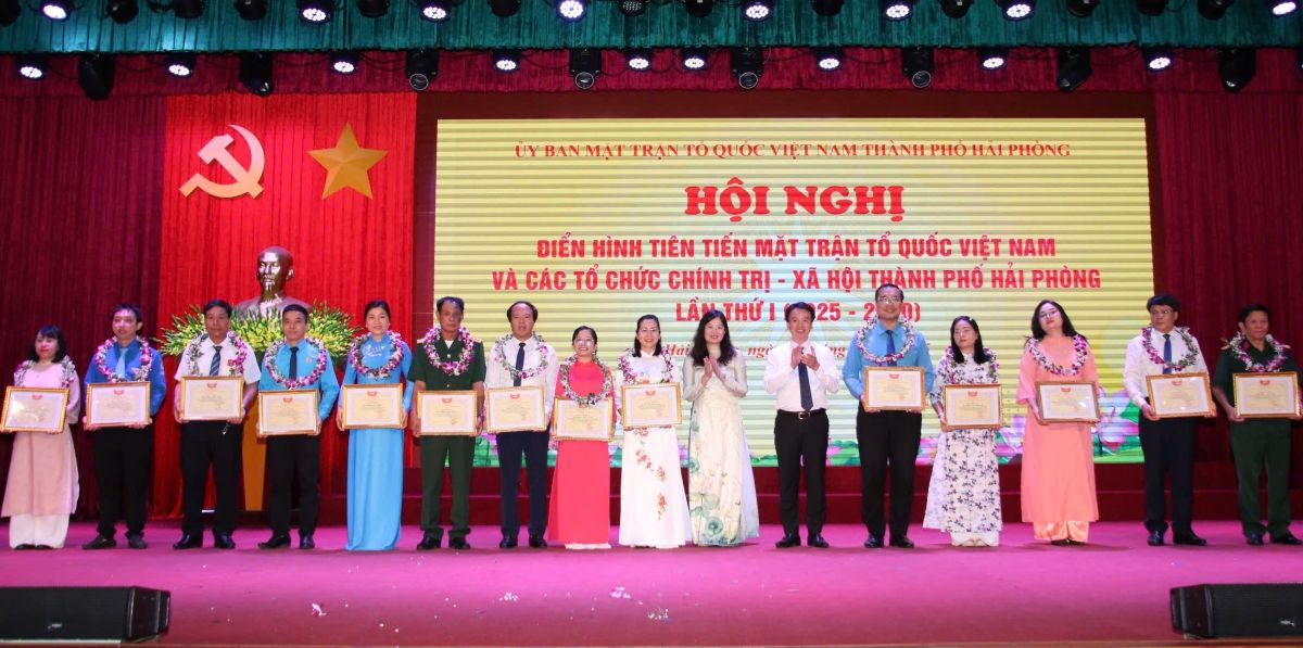 33 tap the va 29 duoc trao thuong tai hoi nghi. Anh: Cong TTDT TP Hai Phong