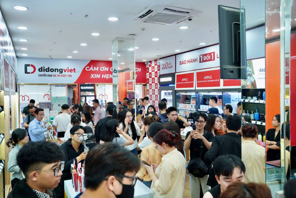 The artist and iFan were present at Di Dong Viet on the first day of launching iPhone 17 and iPhone Air. Photo: Loan Tran