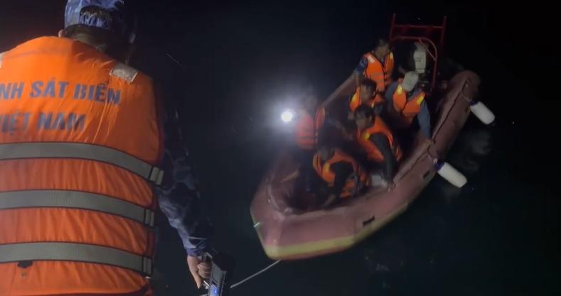 Scene de la police maritime sauvant 4 pecheurs derivant en mer.