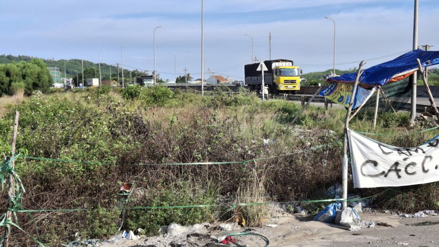The Northern residential area project of Quang Ngai city was approved by the Provincial People's Committee in 2018 but has been abandoned for many years. Photo: Vien Nguyen