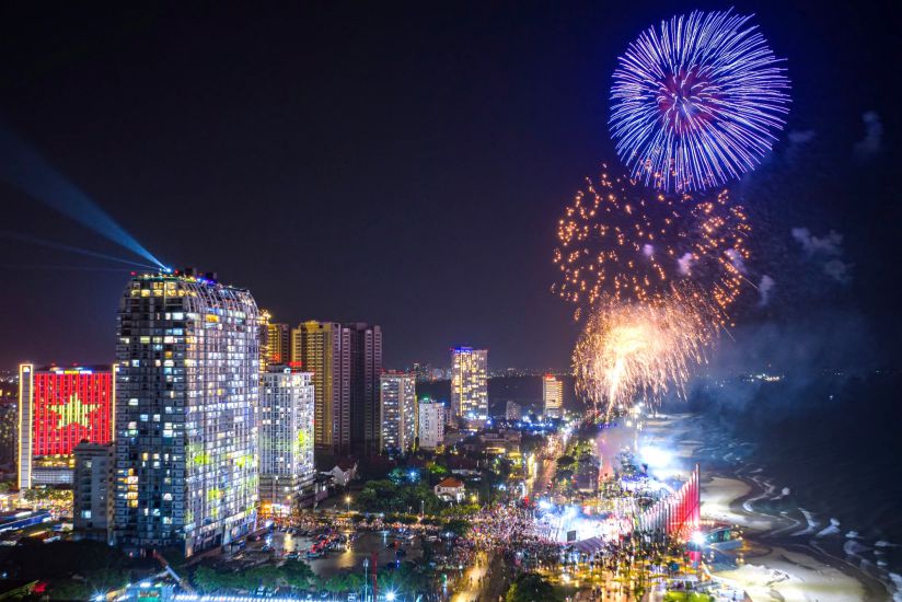 The Tam Thang Tower area has attracted a large number of people and tourists since the September 2 holiday. Photo: Huy Dong
