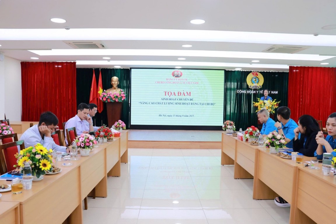 Vue d'ensemble de la seance thematique sur le theme : « Ameliorer la qualite de la vie du parti au sein de la cellule » a la cellule du syndicat de la sante du Vietnam. Photo : Nguyen Oanh