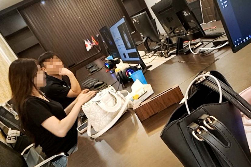 Le systeme de machines et d'employes de Minh Nhi Agency est specialise dans l'exploitation de la decoupe et du rechargement de videos pour les publier sur la chaîne privee de cette entreprise. Photo : Groupe PV