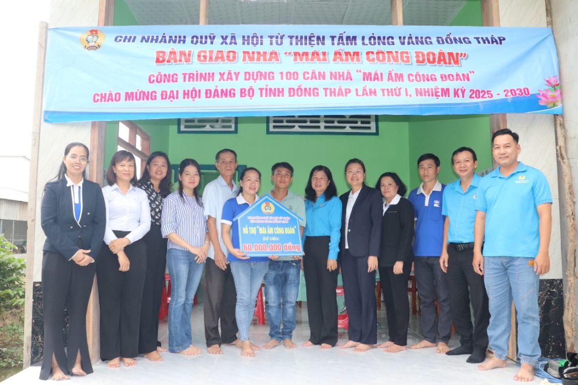 Quang canh ban giao “Mai am Cong doan” cho doan vien Bui Thi Yen Luong, CDCS Cong ty Co phan Vinh Hoan. Anh: Luu Hung
