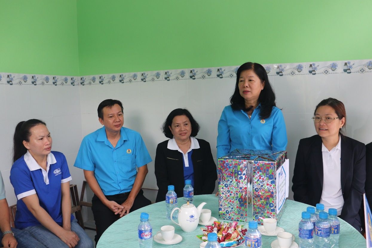 Ba Huynh Thi Tuyet Vui - Chu tich LDLD tinh Dong Thap phat bieu tai le ban giao nha cho doan vien Bui Thi Yen Luong. Anh: Luu Hung