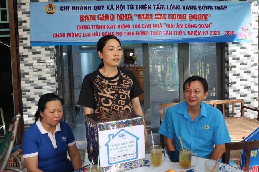 Chi Huynh Thi Kim Loan chia se tai le ban giao. Anh: Luu Hung