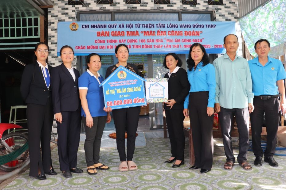 Ban giao “Mai am Cong doan” cho doan vien Huynh Thi Kim Loan, CDCS Cong ty Co phan Vinh Hoan. Anh: Luu Hung