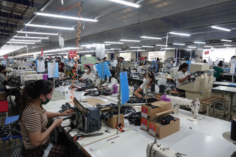 Ha Tinh 10 Garment Factory needs to recruit hundreds of workers but is having difficulty recruiting, although the average salary is quite high and there are many other benefits. Photo: Tran Tuan