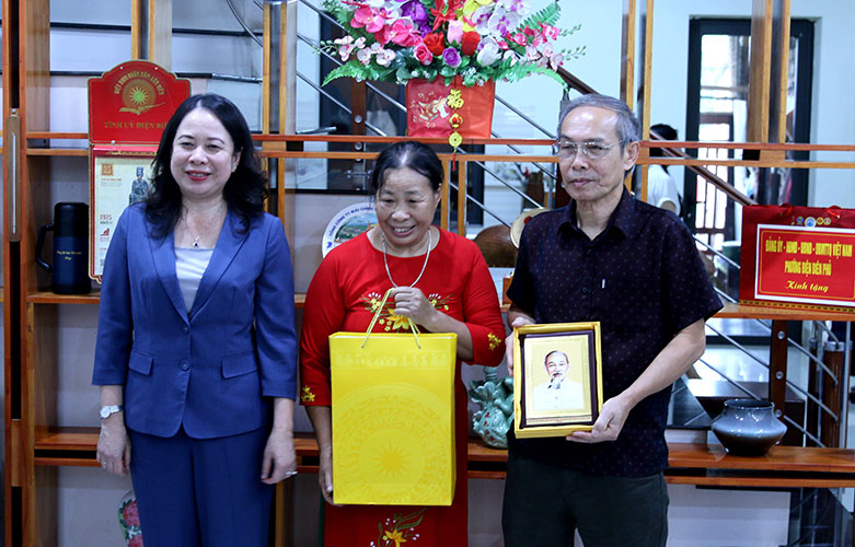 Vice President Vo Thi Anh Xuan presented gifts to encourage the family of war invalid Nguyen Tien Dung (Dien Bien Phu ward). Photo: Dien Bien Provincial People's Committee