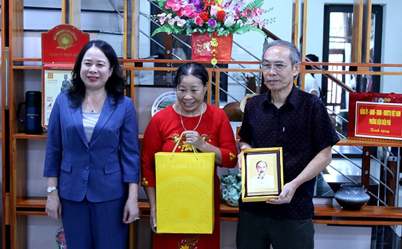 Vice President Vo Thi Anh Xuan presented gifts to encourage the family of war invalid Nguyen Tien Dung (Dien Bien Phu ward). Photo: Dien Bien Provincial People's Committee