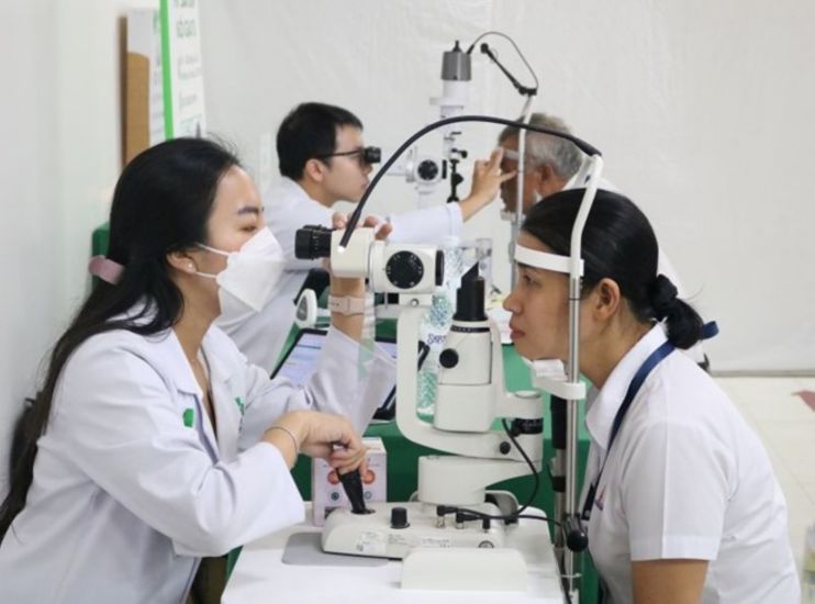 Union members and workers receive free eye examinations organized by the An Hoi Tay Ward Union, Ho Chi Minh City in coordination with Saigon - Ngo Gia Tu Eye Hospital. Photo: Duc Long