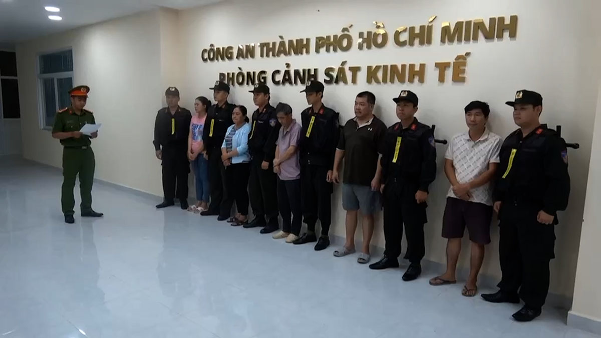 La police de Ho-Chi-Minh-Ville demantele un reseau de contrebande 'filtrant' une entreprise de meubles. Photo : Fournie par la police