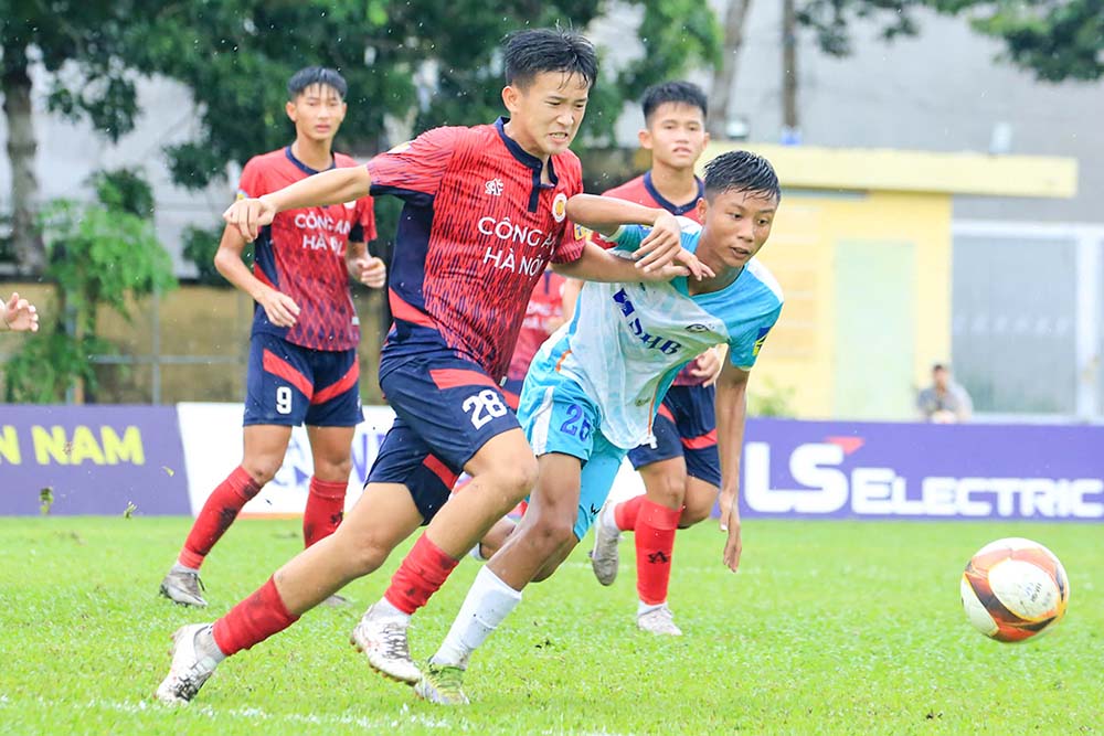 U17 하노이 공안 (빨간색 유니폼)은 U17 전국 선수권 대회 - 2025년 타이손남컵 조별 리그를 통과하지 못했습니다. 사진: VFF