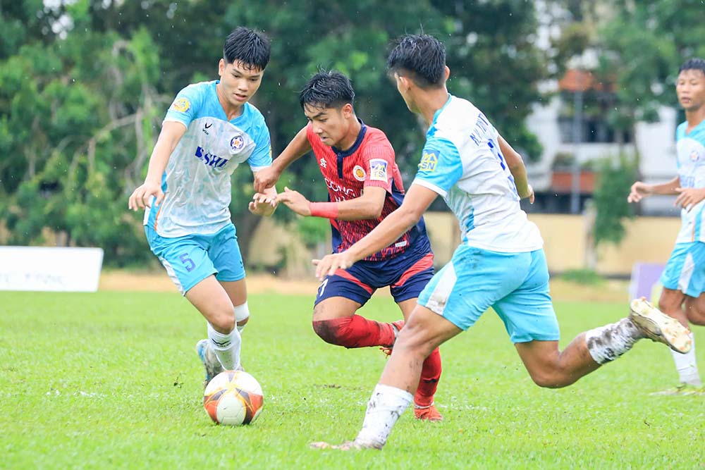U17 Cong an Ha Noi no luc bat thanh truoc U17 Da Nang. Anh: VFF