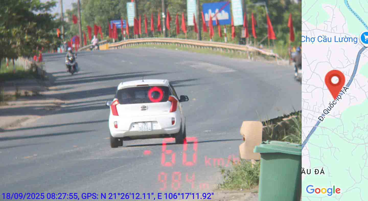 車両はBACニンでスピード違反の罰金を科されました。写真：BAC NINH警察