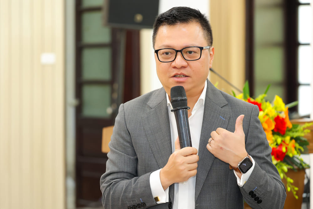 Ong Le Quoc Minh chia se tai cuoc hop bao cong bo dem nhac “Secret Garden Live in Vietnam“. Anh: Ban to chuc