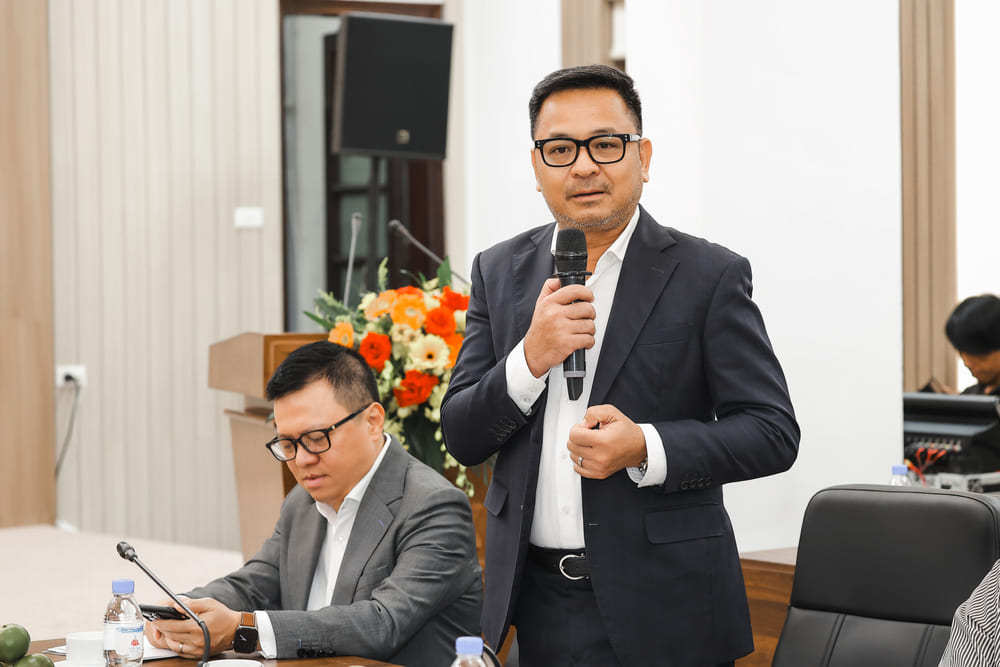 Ong Nguyen Thuy Duong - Chu tich IP Group hung toi dat van de voi Secret Garden 2 nam truoc va tren the gioi ho chua di show don, tra bao tien ho cung khong di. Le ra nam ngoai Secret Garden da toi nhung ho khong nhan dien nen chung toi moi dat van de voi Bond. Secret Garden se choi live toan bo tren san khau. Co le day la san khau lon nhat cua Secret Garden khi luu dien. Day la tour ky niem 30 nam va VN se mo man dau tien, sau do toi Trung Quoc va chau Au cho toi het thang 12.  