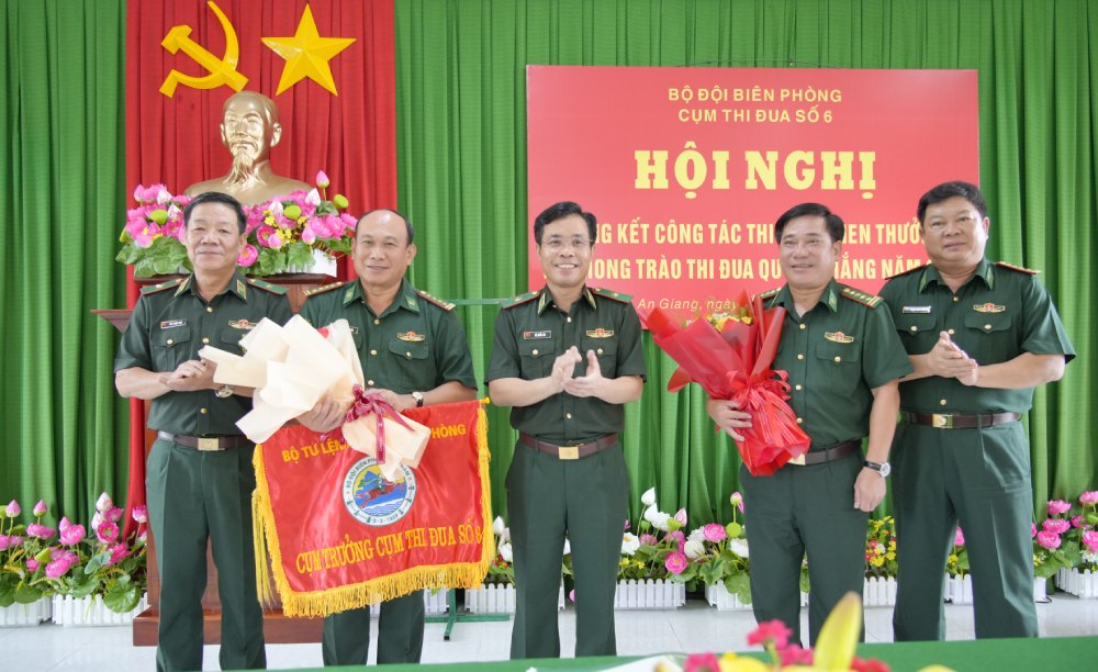 Thieu tuong Vu Quoc An (giua) Pho Chinh uy Bo doi Bien phong chung kien Ban Chi huy Bo doi Bien phong tinh An Giang trao co luan luu cum truong cum thi dua so 6 cho Ban Chi huy Bo doi Bien phong tinh Dong Thap. Anh: Tien Vinh