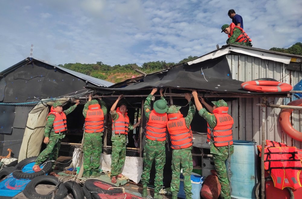 Officers and soldiers of the An Giang Provincial Border Guard help people brace their houses during the rainy and stormy season. Photo: Tien Vinh